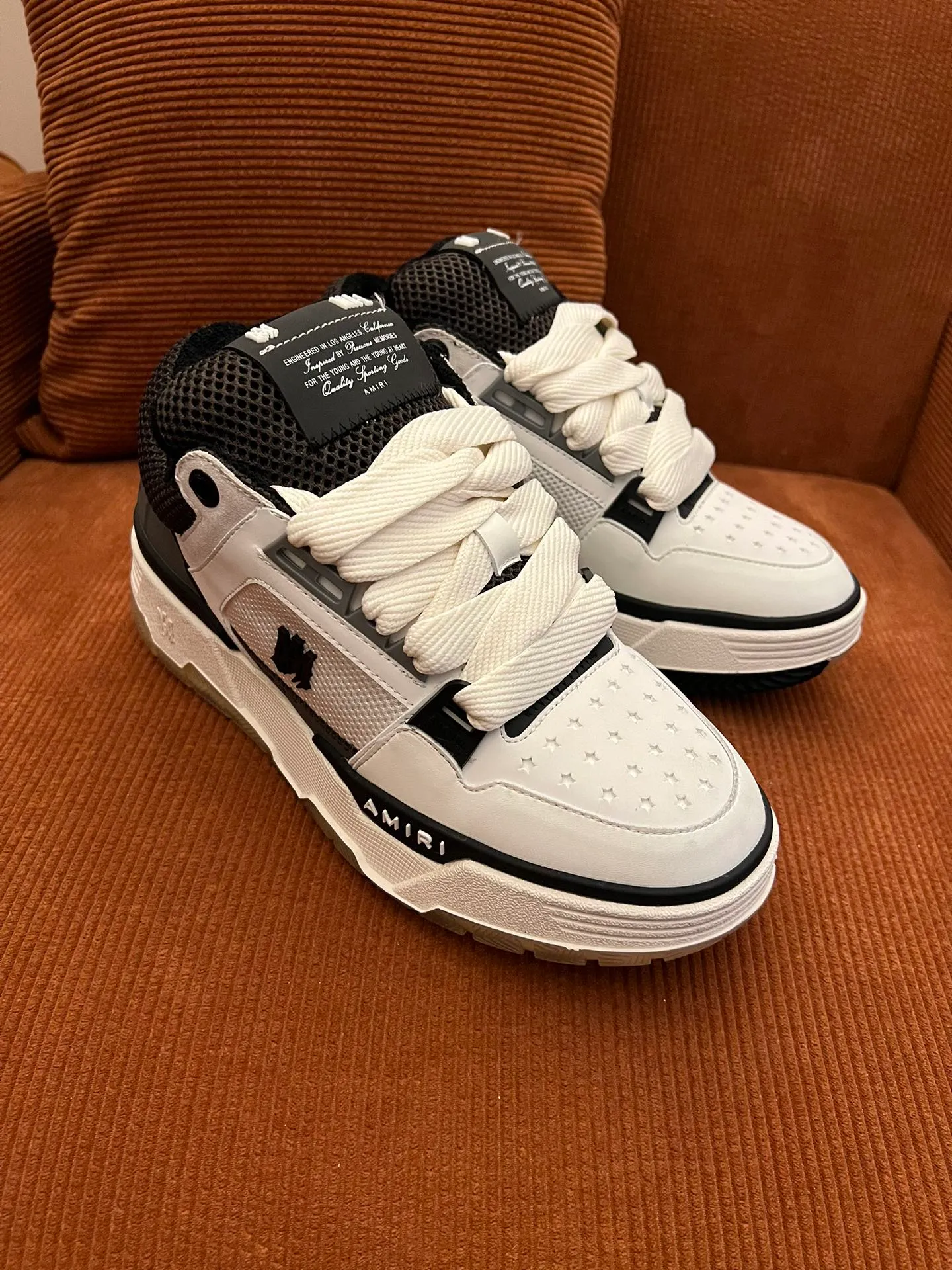 p620💰Men's shoes Amiri Emile's 2023 spring and summer new MA-1 bread shoes, couple models, casual sports shoes, sneakers Amiri gave up the rock punk style in the new season and used a large number of unsaturated colors, Morandi tones, whether you see or wear them, it will make people very happy. The large tongue of the bread shoes continues, shortens the length of the shoe body, thickens the midsole, and the toe part is more rounded. Amiri's brand letters and MA logo appear on the side of the shoe. Fabric: Original customized imported first-layer cowhide + mesh. Lining: Original customized breathable towel lining. Outsole. Foam combination material. Bottom thickness: 4CM. Size: Men's 39-45